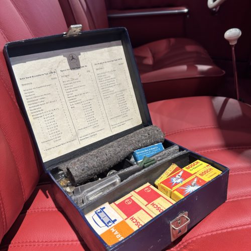 Reparatur Kit auf einem roten Ledersitz
